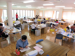 折箱作業の様子